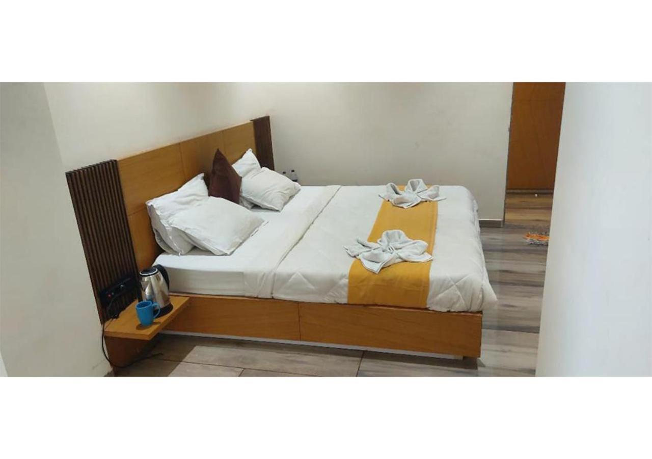 سورات Shree Murlidhar Guest House المظهر الخارجي الصورة