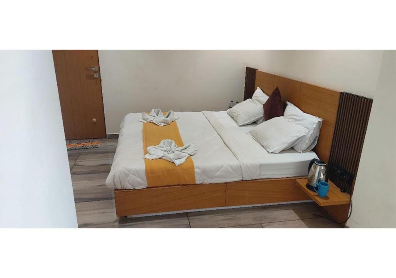 سورات Shree Murlidhar Guest House المظهر الخارجي الصورة
